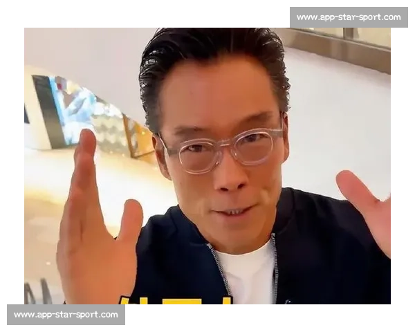 司徒浩南重出江湖！郑浩南香港街头再现经典造型，网友：青春回来了